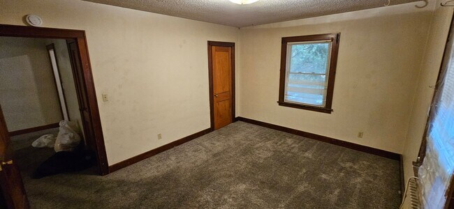 Building Photo - 1363 W 12th St