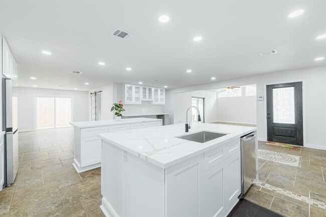 Building Photo - 10055 Larston St