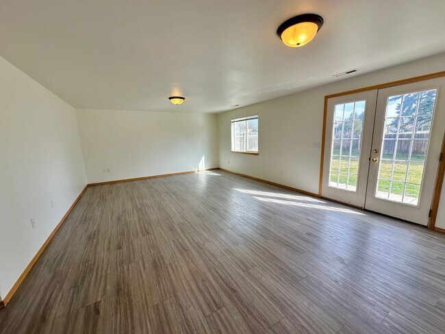 Building Photo - 4 Bedroom 3 Bathroom Home with Attached Garage, AC, and 2 Separate Living Areas!