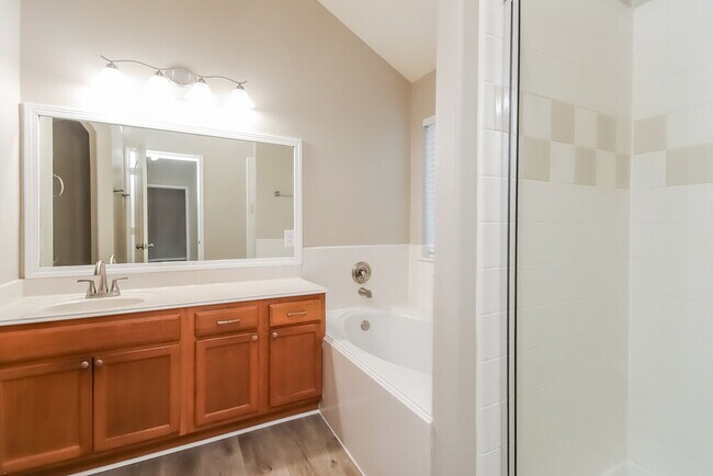 Building Photo - 7543 Summer Dale Dr