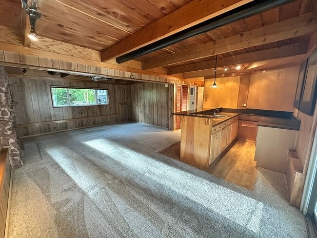 Building Photo - 3Bd/2.5Ba Newcastle Home