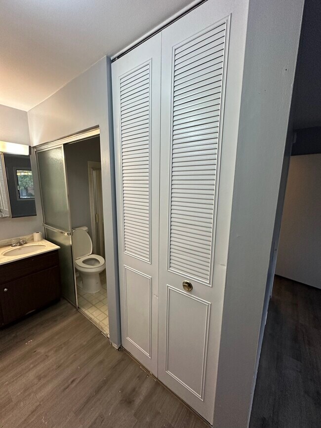 Building Photo - 2500 Bayside Dr