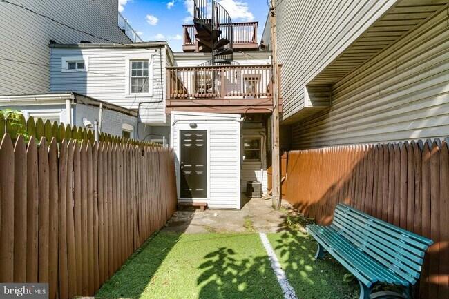 Building Photo - 1005 Baylis St