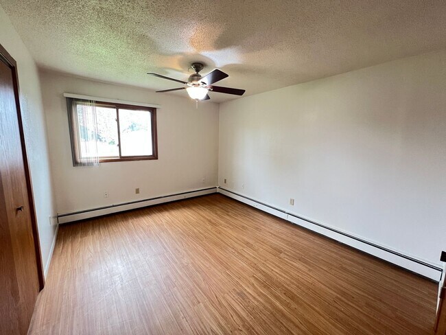 Building Photo - One level living w/ Attached Garage Available July!