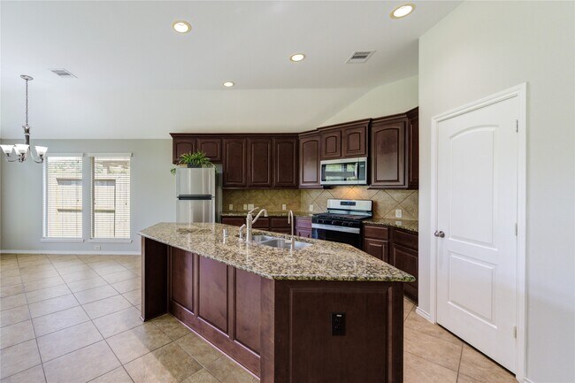 Building Photo - 5615 Stoneridge Ct