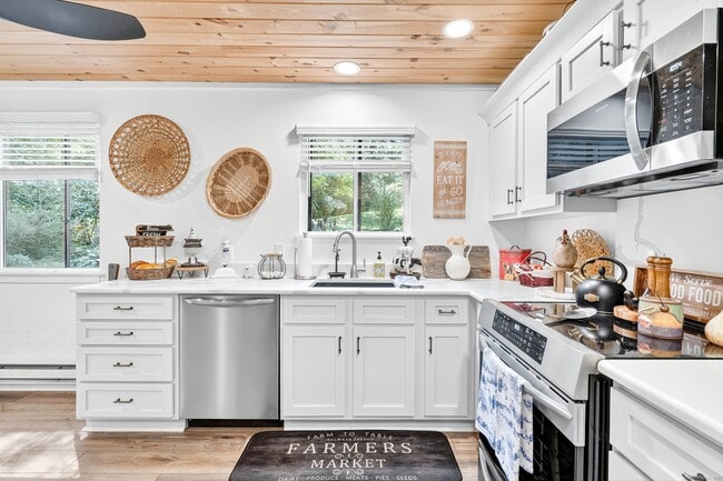 Building Photo - 401 Heritage Vlg