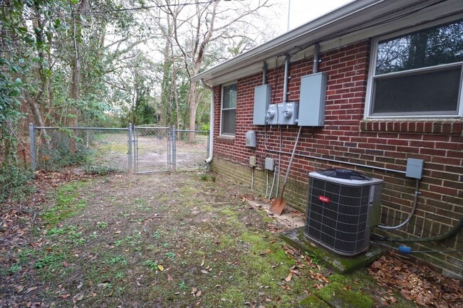 Building Photo - Cozy 2-Bedroom Duplex in Southeast Columbia – Brandon Acres!