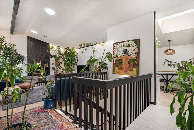 Building Photo - 4 bed/3 bath very spacious, fully furnishe...