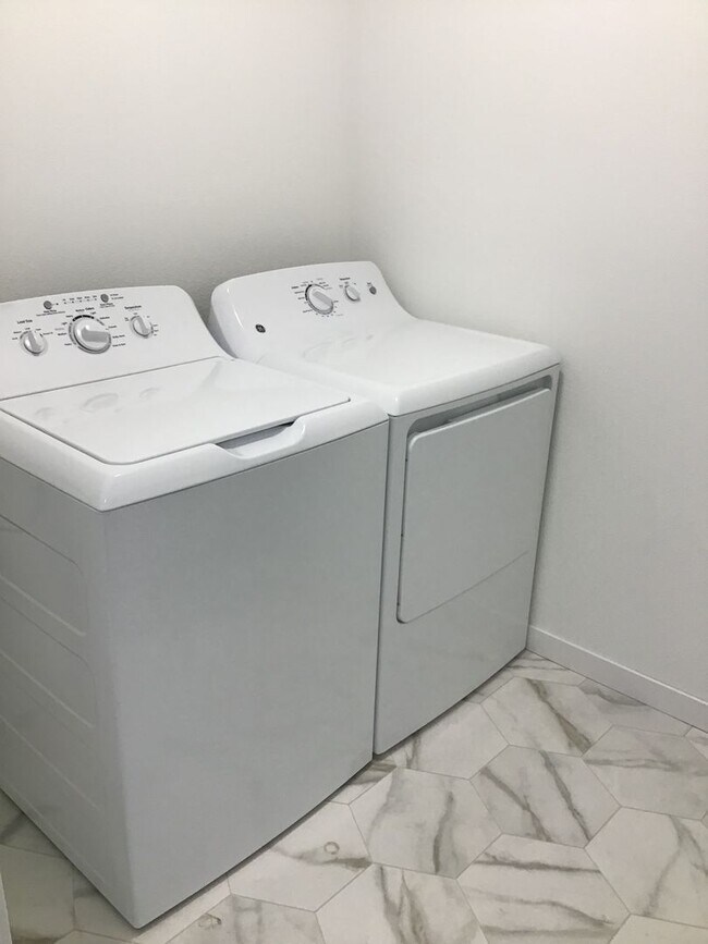 Building Photo - 3 Bed 3 Bath Single Family Home