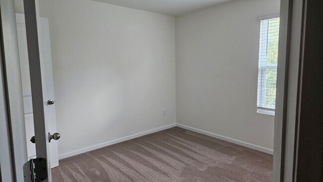 Building Photo - 2 Bedroom 1.5 Bath Townhome located in Jon...