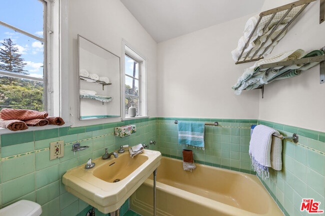 Building Photo - 2565 Canyon Dr