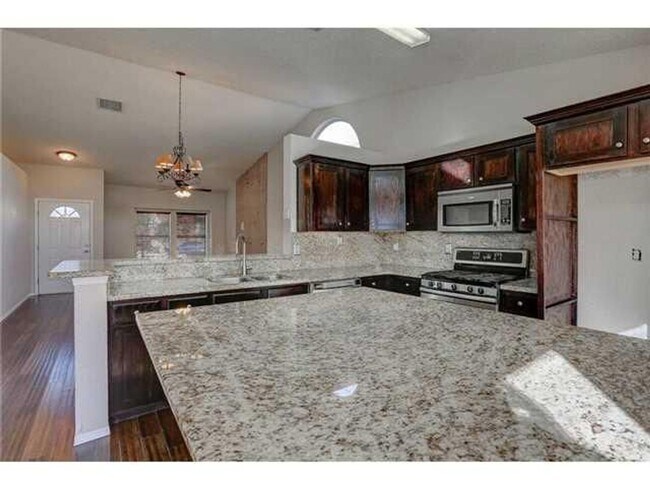 Building Photo - Amazing 3 bedroom 2 bath home is West El P...