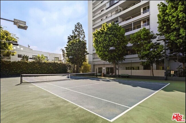 Building Photo - 1100 Alta Loma Rd