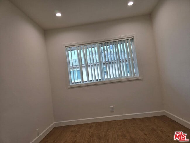 Building Photo - 415 Fischer St