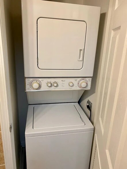 Building Photo - 1024 W Leland Ave