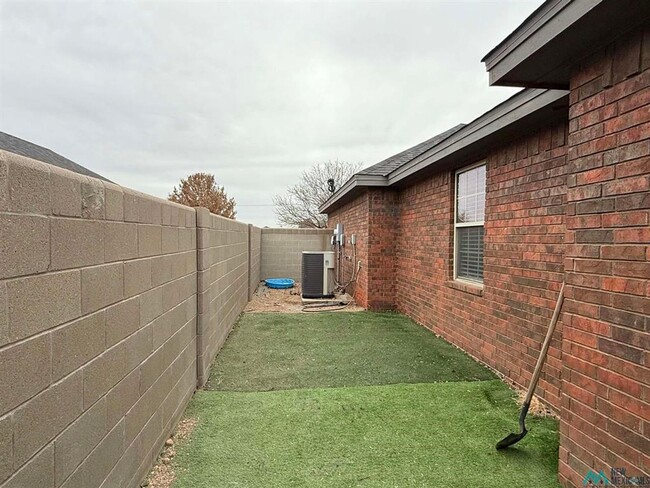 Building Photo - 1347 Oakwood Cir