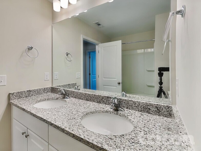 Building Photo - 208 Chapelcrest Ln