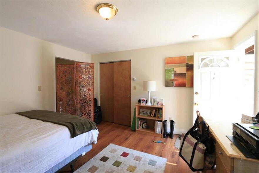 Building Photo - 128 Pine St