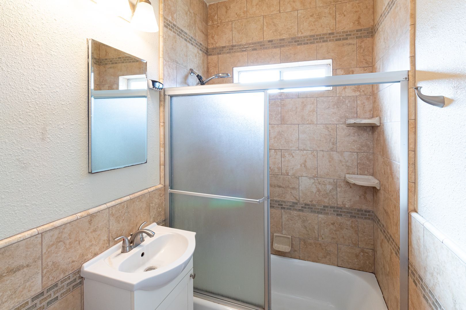 Building Photo - 1324 N Peterson Ave