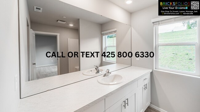 Building Photo - Comfortable Modern Living Near JBLM & Bangor Base!