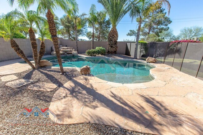 Building Photo - 661 E Julian Dr