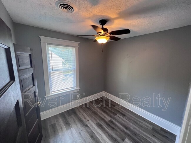 Building Photo - 457 W Lawrence Ave