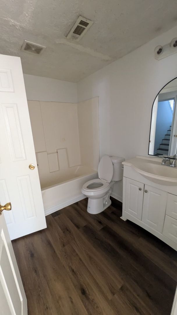 Building Photo - Charming 5 Bed/2 Bath home in Riverdale!