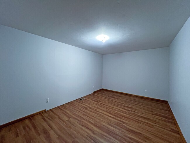 Building Photo - Rental ranch rambler - 3 bed, 2.5 bath, 2 ...