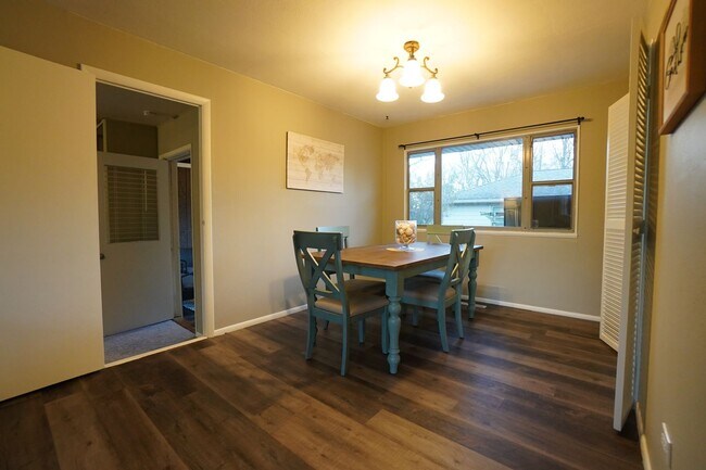 Building Photo - 4 Bedroom 2 Bathroom FULLY FURNISHED Home with Fenced in Backyard and 2 Car Garage-  UTILITIES IN...