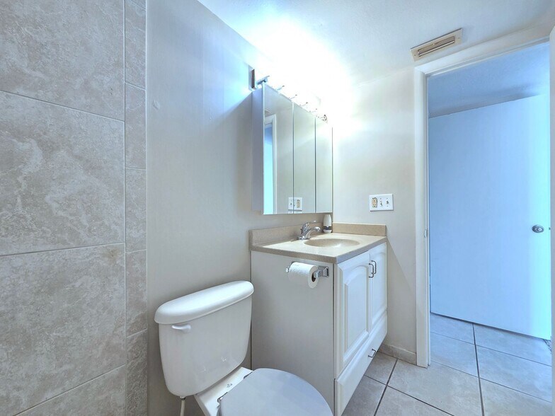 Building Photo - 584 Orange Dr