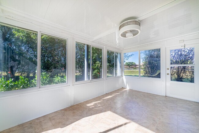 Building Photo - 2920 SW 15th St