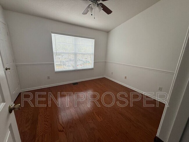 Building Photo - 915 Vineland Pl