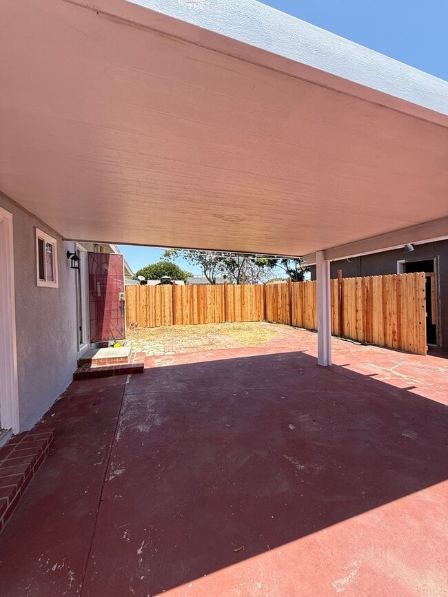 Building Photo - 3 BEDROOM 1.5 BATH HOUSE