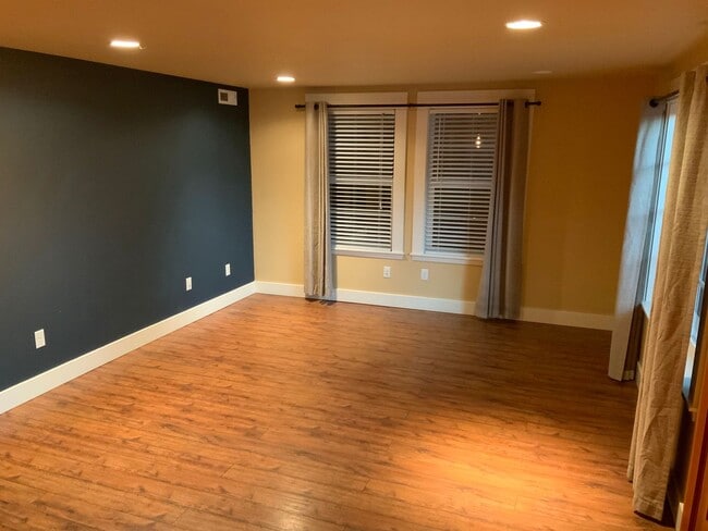 Building Photo - A Must See! 4 Bedroom House in North Eugene