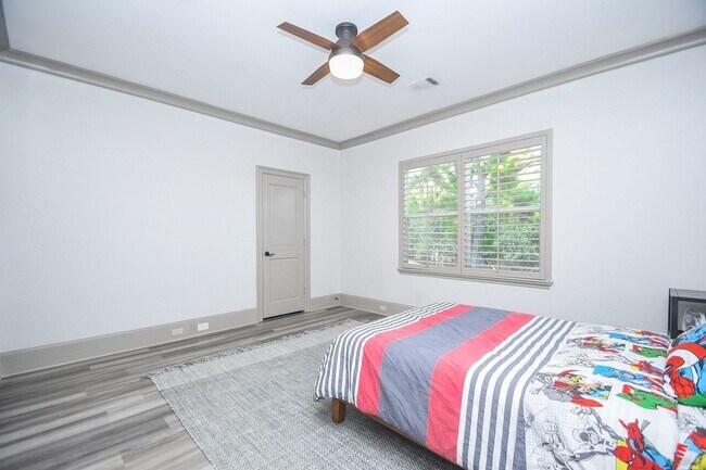 Building Photo - 2702 Tudor Manor
