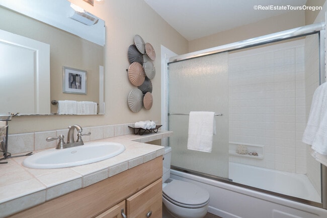 Building Photo - Beautiful 1bdrm/1bth condo in the Cedar Mi...