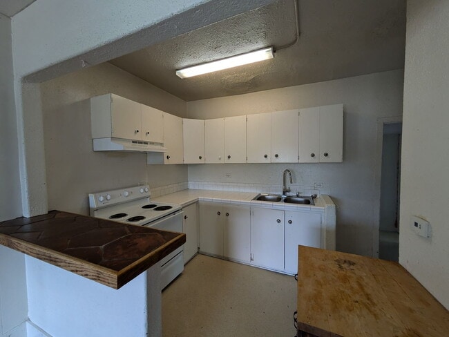 Building Photo - Across from Bellingham High | 5 Bed, 2 Bath Home | Minutes to Trader Joe's & I-5 | Pet Friendly |...