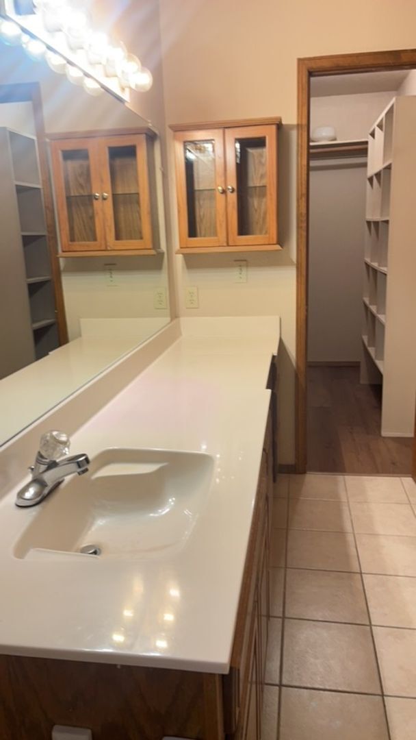 Building Photo - 2 Bedroom Duplex Rogers!