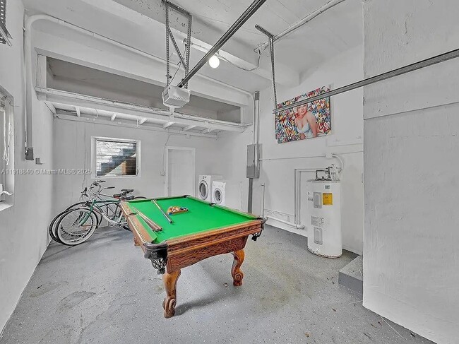 Building Photo - 715 Hollywood Blvd