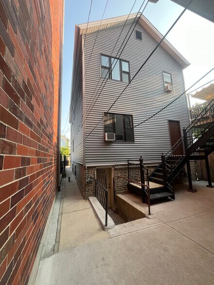 Building Photo - 2643 W Armitage Ave
