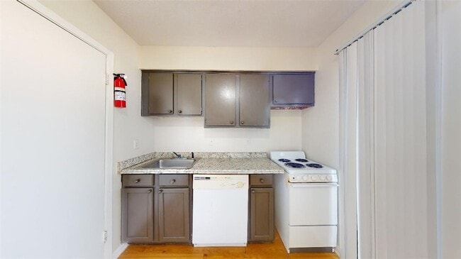 Building Photo - 725 Peppertree Dr