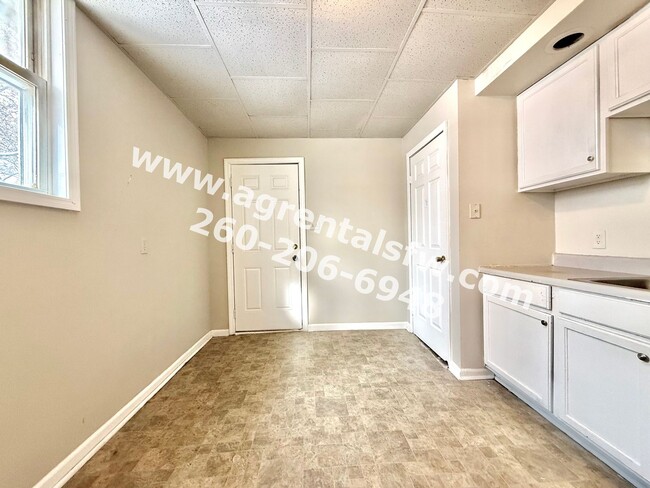 Building Photo - 3 Bedroom House