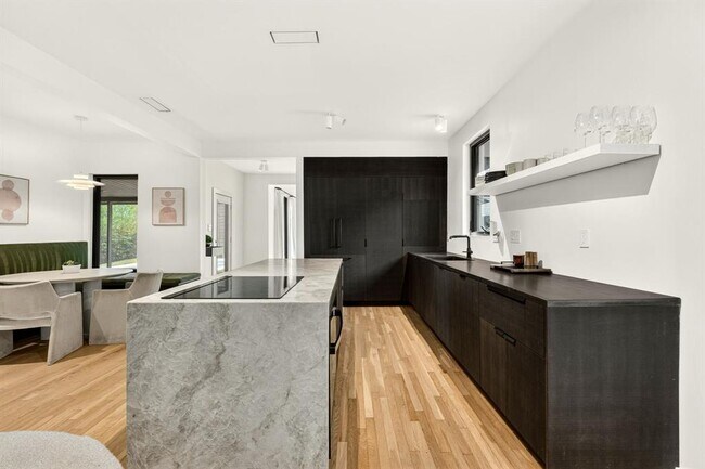 Building Photo - 509 E Mary St