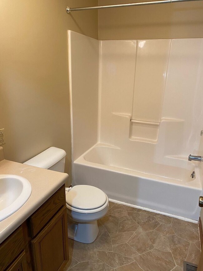 Building Photo - New Listing!