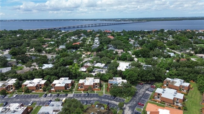 Building Photo - 1426 Park Shore Cir