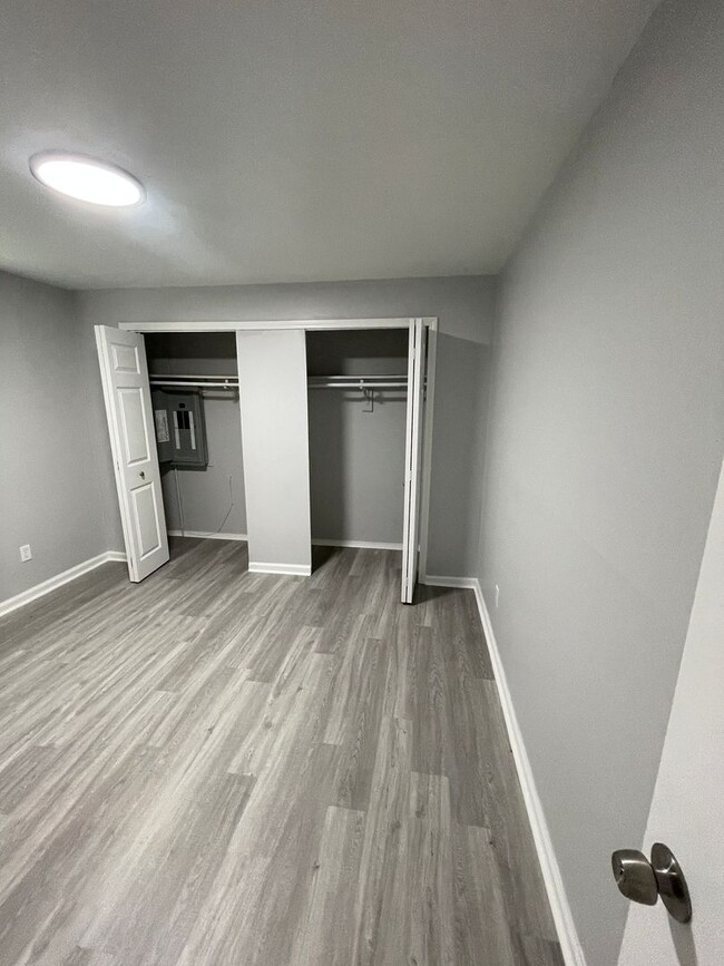 Building Photo - Freshly Renovated 3 Bedroom Ranch with Mod...