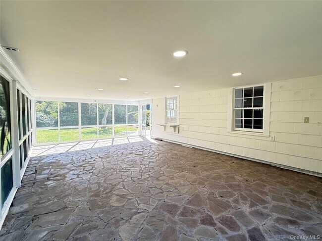 Building Photo - 35 La Rue Dr