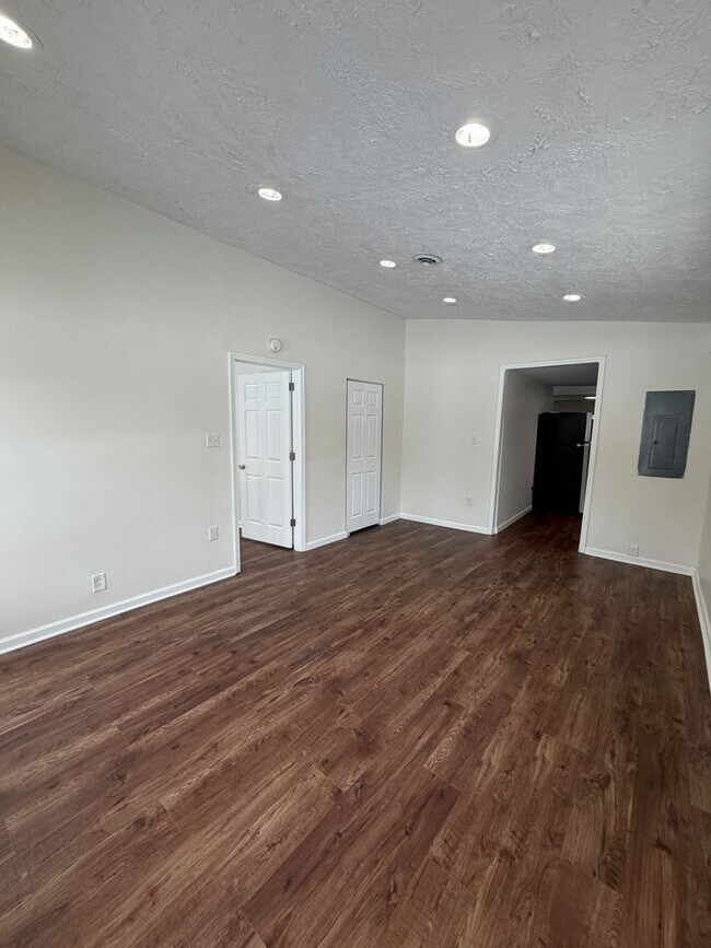 Building Photo - Freshly Renovated Home in Convenient Location!