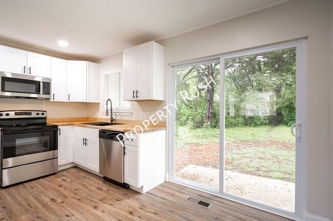 Building Photo - 7736 Holiday Hills Cir