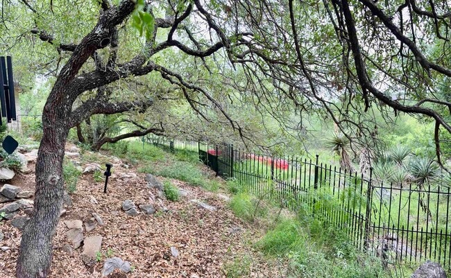 Building Photo - 512 Side Saddle